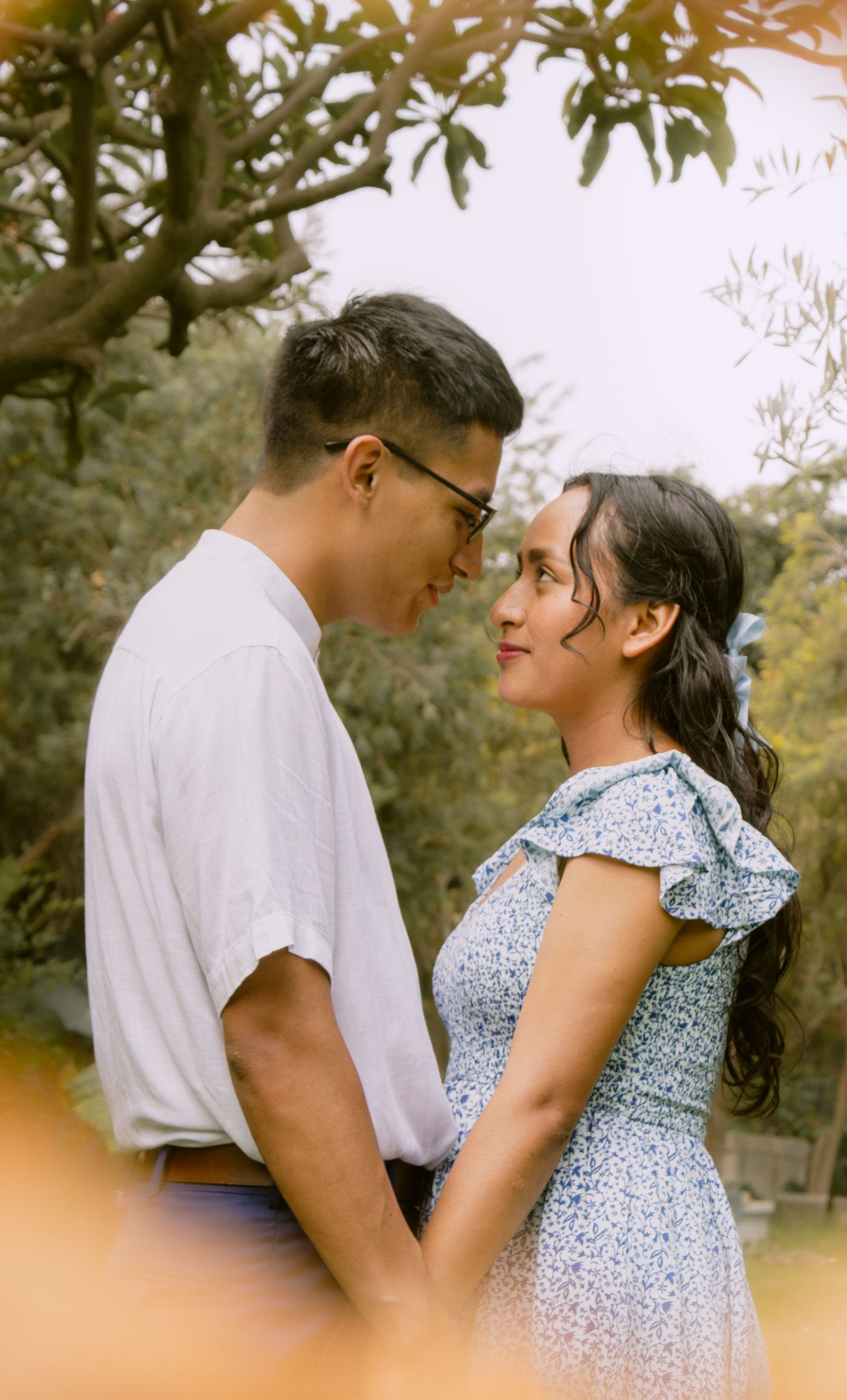 Casal de mãos dadas em um jardim